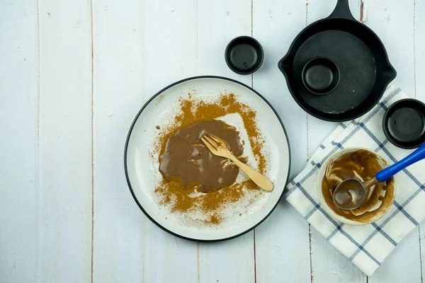 Порожня і брудна біла тарілка і чашка після їжі десерту — стокове фото