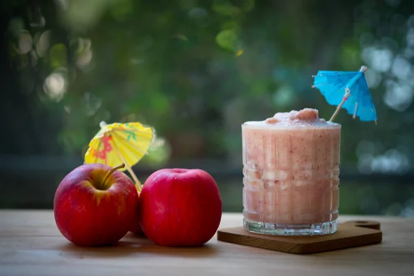 Domowy koktajl jabłkowy z czerwonym jabłkiem — Zdjęcie stockowe