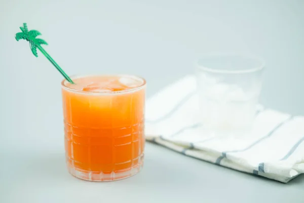 Hausgemachte Pfirsichmischung Soda mit Eiswürfeln — Stockfoto