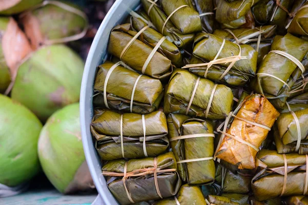 Banány s lepkavou rýží (Khao Tom Mat nebo Khao Tom Pad) — Stock fotografie