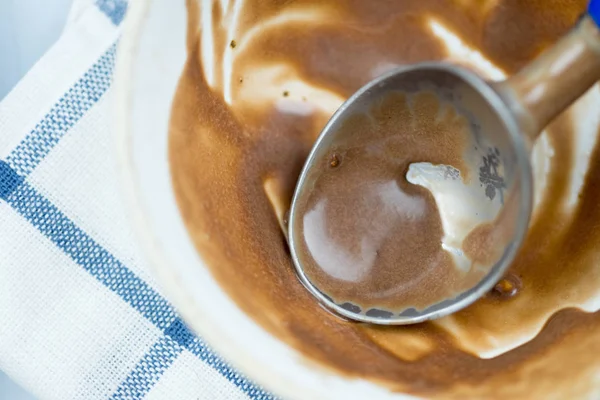 Металевий морозивобудівник і шоколадне морозиво їсть — стокове фото