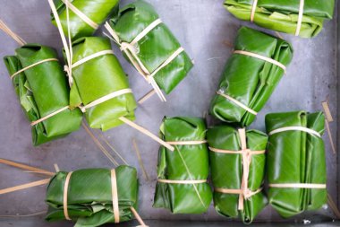 Buharlı önce muz yaprağı kaplı yapışkan pirinç ile Muz.