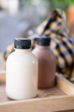 Kahvaltıda taze süt şişeleri