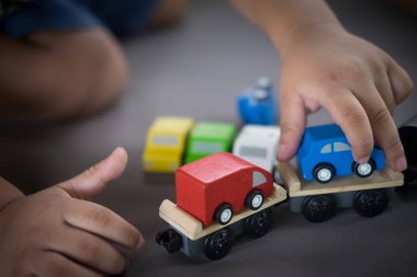 Ahşap araba oynayan bir çocuk el yakın