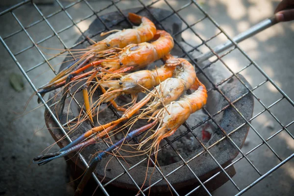 Grelhado camarão grelhar com carvão vegetal — Fotografia de Stock