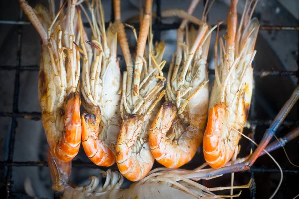 Grelhado camarão grelhar com carvão vegetal — Fotografia de Stock