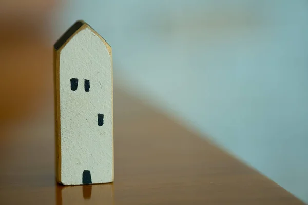 Miniatura casa modelo de brinquedo branco — Fotografia de Stock