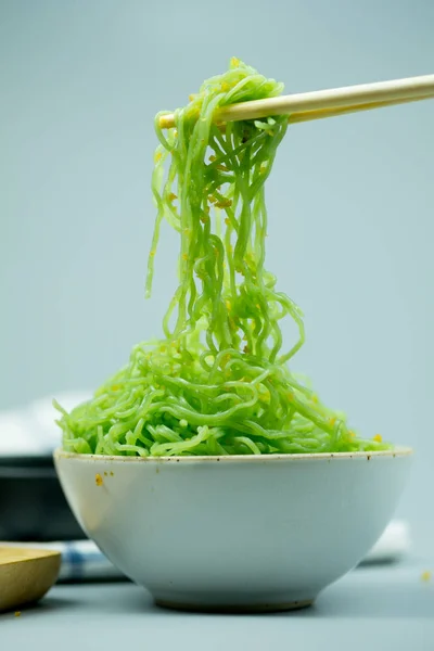 Selectieve focus van bamboe stokjes met Jade noodle — Stockfoto