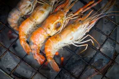 Izgarada ızgara karides.