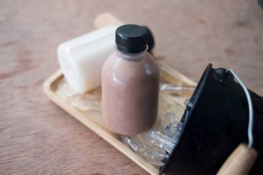 Plastik şişede taze süt ve çikolata lezzet süt