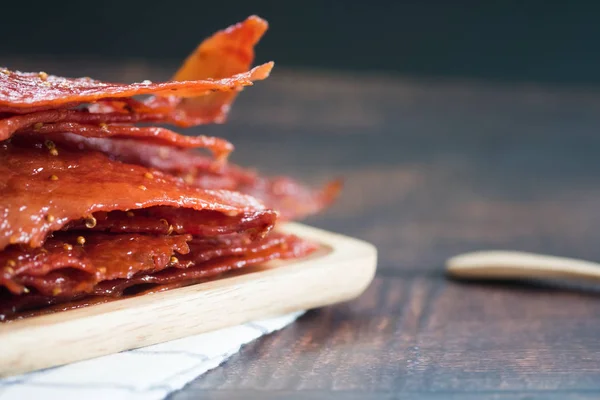 Scheiben getrocknetes süßes Schweinefleisch — Stockfoto