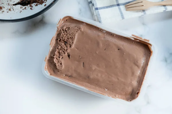 Es krim coklat dalam wadah plastik — Stok Foto