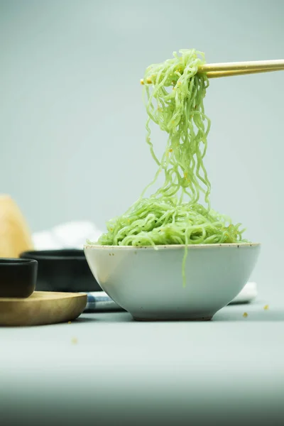Selectieve focus van bamboe stokjes met Jade noodle — Stockfoto