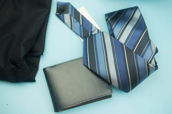 Blauwe stropdas streep en blauwe portemonnee op blauwe achtergrond — Stockfoto