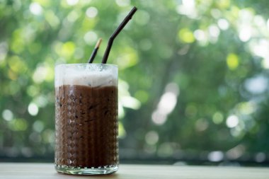 Buzlu mocha bir fincan, espresso çikolata ile karışık m ile tepesinde