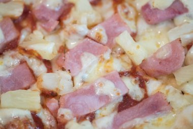 Peynirli lezzetli jambon ve ananas pizza