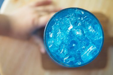 Soda ile soğuk ve ferahlatıcı yaban mersini karışımı