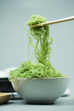 Yeşim erişte ile bambu çubukları seçici odak