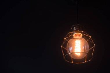 Aydınlatma lambası tavana asılı