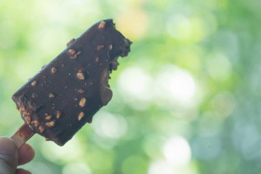 Dondurma bar çikolata çikolata çikolata ve badem ile kaplı