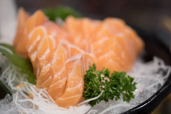 Losos sashimi v japonském stylu čerstvé slouží na ledě — Stock fotografie