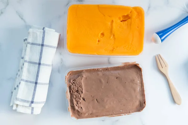 Buah gairah rasa es krim dan rasa coklat es krim — Stok Foto