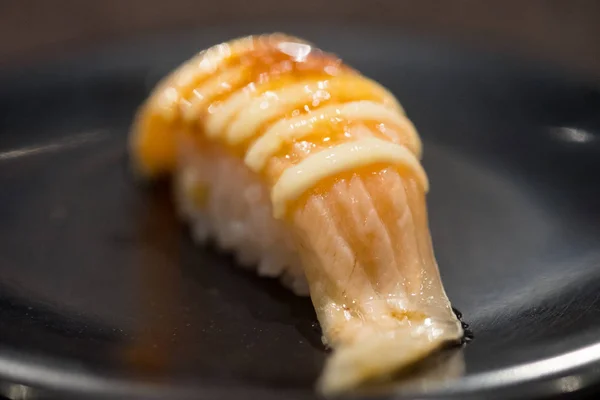 Sushi di salmone bruciato con salsa sul piatto — Foto Stock