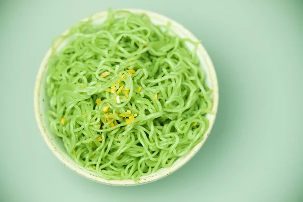 Chiński zielony Jade jajko makaron w białej ceramicznej miski — Zdjęcie stockowe