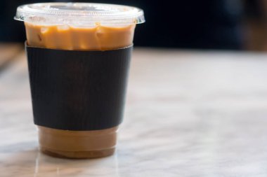 Masada siyah kağıt kollu buzlu kahve