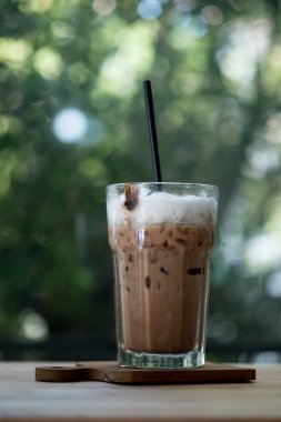 Buzlu kahve mocha ile kahve dükkanında