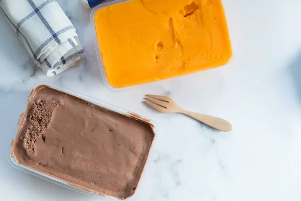 Kotak es krim dengan rasa markisa dan rasa coklat — Stok Foto