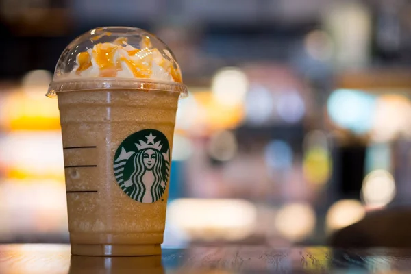 Bangkok, Tayland - 6 Nisan 2019: Starbuck kahve Frappuccino masada, ünlü kahve markası franchise Abd kökenli