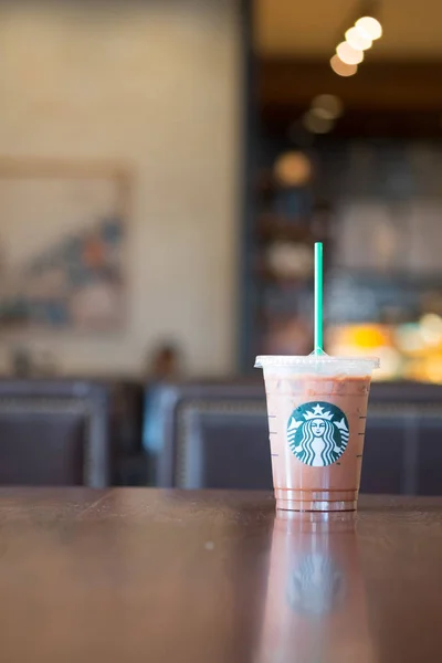 Bangkok, Thailand-april 6, 2019: Starbucks kaffe kall dryck på bordet, berömda kaffe varumärke franchise har sitt ursprung i USA — Stockfoto