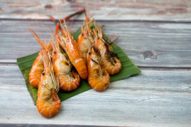 Muz yaprağı üzerinde ızgara dev tatlı su karides