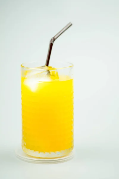 Svěží koktejl s pomerančem a ledu. — Stock fotografie
