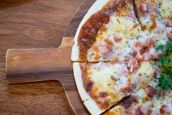 Leckere heiße Pizza auf Holzteller — Stockfoto