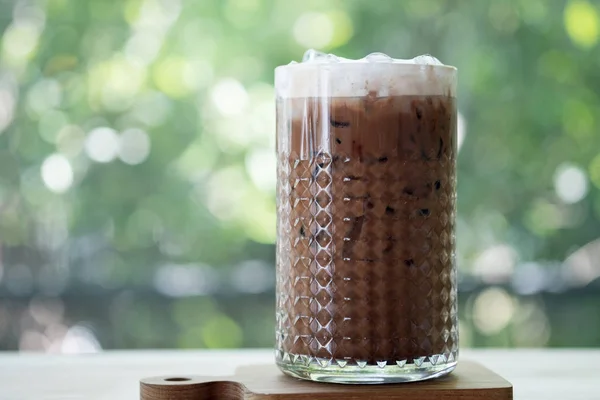 Es kopi mocha dalam gelas tinggi di kedai kopi nyaman — Stok Foto