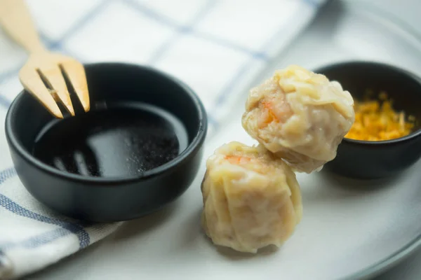 Dumpling chinois aux crevettes à la vapeur avec sauce — Photo