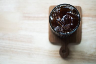 Cam seçici odak buzlu siyah kahve