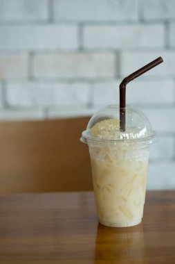 Üstüne dilim pomelo ile taze pomelo suyu