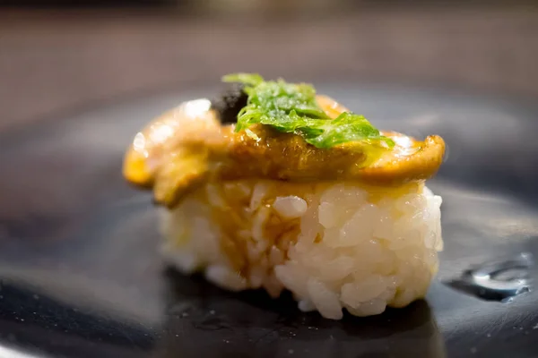 Close-up Foie Gras sushi în placă neagră — Fotografie, imagine de stoc