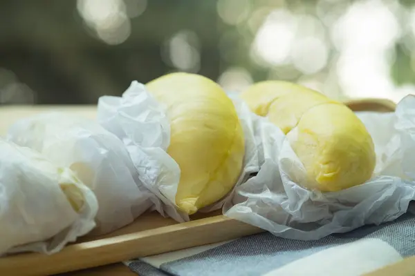 Dekat dari kupas durian. Durian adalah raja buah di Thailand . — Stok Foto