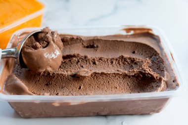 Kepçe ipeksi pürüzsüz çikolatalı dondurma