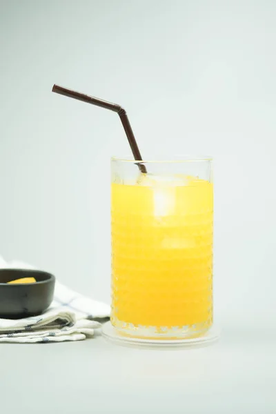 Kaltgetränk mit frischem Orangensaft — Stockfoto