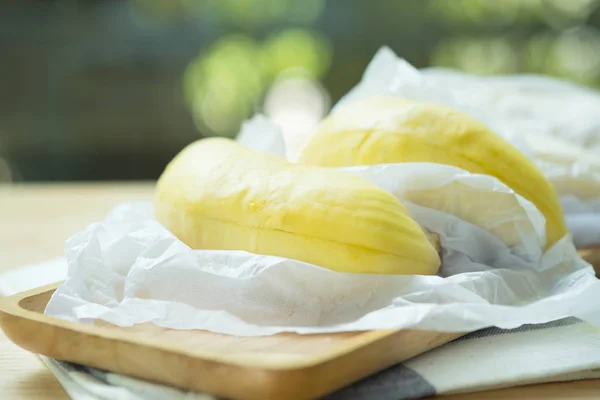 Dekat dari kupas durian. Durian adalah raja buah di Thailand . — Stok Foto