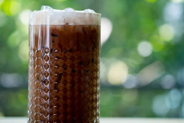 Tasse eisgekühlter Mokka mit Milchschaum auf Glas — Stockfoto