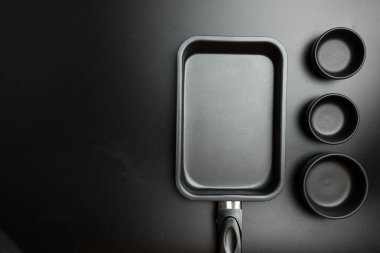 Boş siyah tava ve boş siyah kase Düz yatıyordu