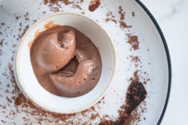 Kasede eriyen çikolatalı dondurma