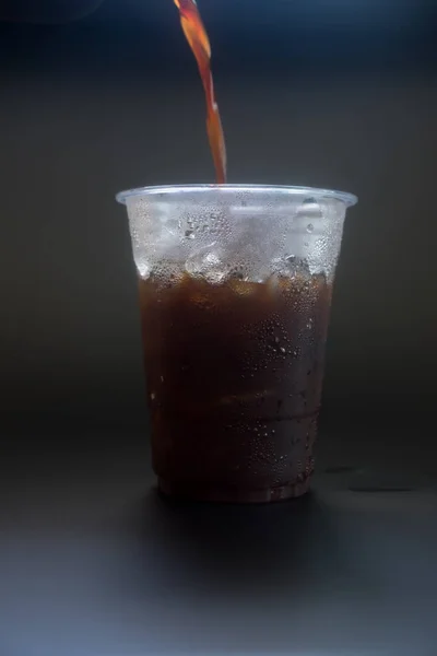 Gieten van koffie in een glas met Ice Cube — Stockfoto