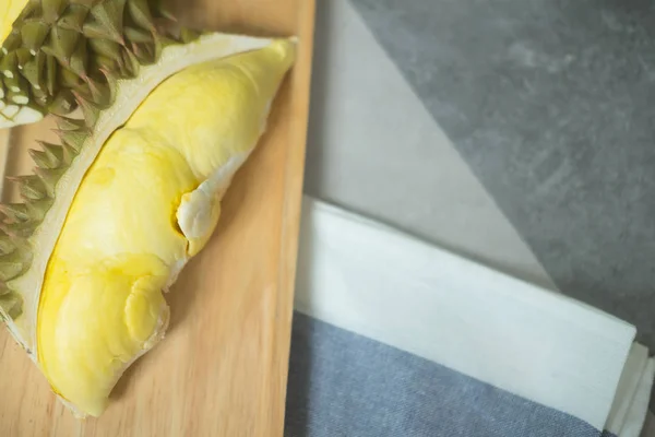 Vers van Durian zetten houten dienblad — Stockfoto